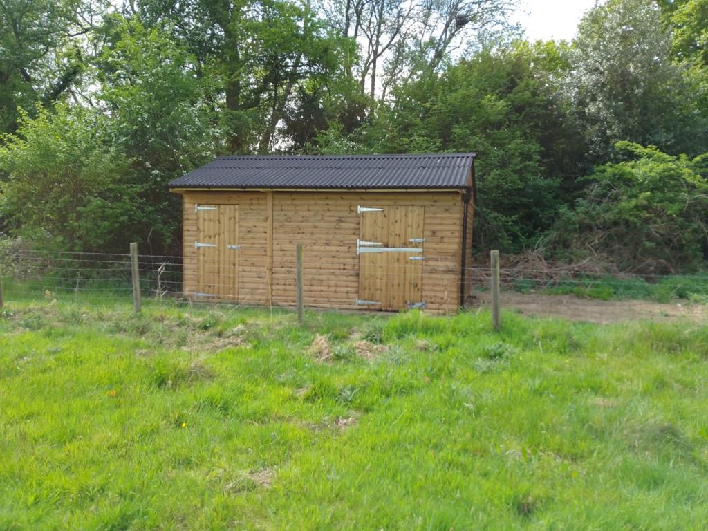 Lot: 65 - GRAZING LAND AND PART WOODLAND EXTENDING TO 5.5 ACRES - Photo of wooden stable building on grazing land in Sevenoaks